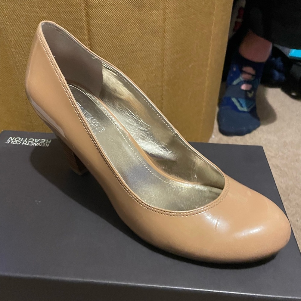 Chunky heel, closed toe, nude pump